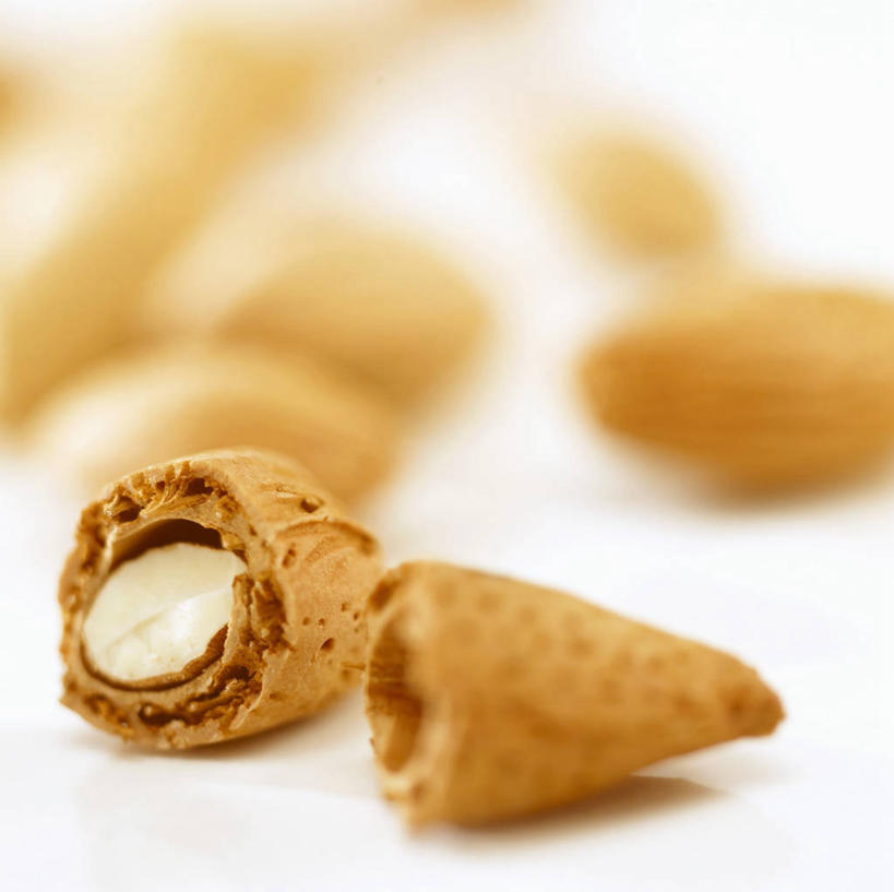 无人,横图,俯视,室内,特写,白天,白色背景,餐桌,桌子,杏仁,许多,阴影,朦胧,模糊,反射,影子,摄影,影棚,餐台,杏子,杏梅仁,杏核仁,木落子,苦杏仁,彩图,高角度拍摄,影棚拍摄,拍摄