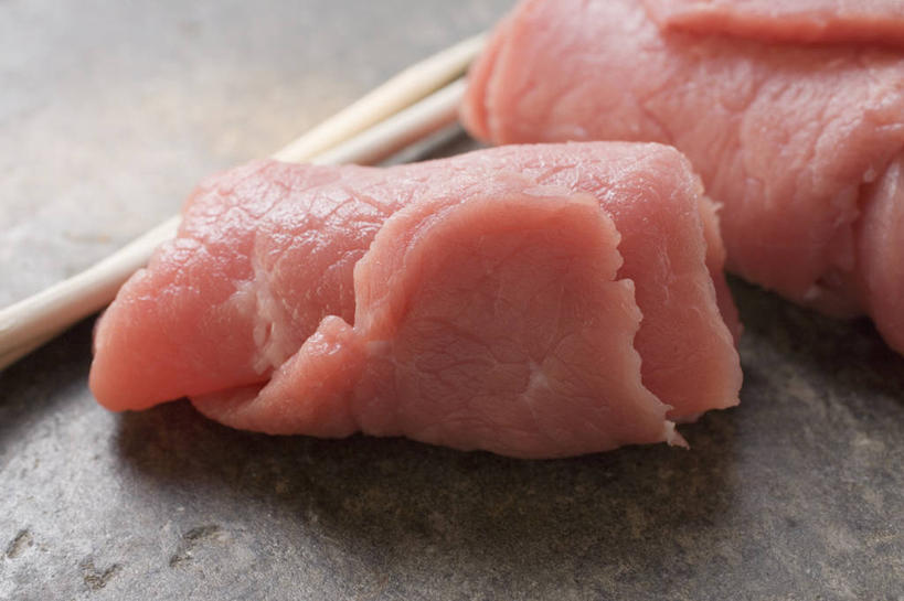 无人,横图,俯视,室内,特写,白天,餐桌,桌子,两块,阴影,朦胧,模糊,新鲜,反射,包裹,影子,肉,生食,牛肉,肉类,红色,餐台,肉食,彩图,高角度拍摄