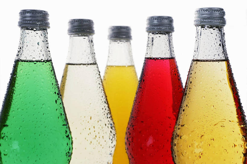 果汁,无人,横图,彩色,室内,特写,白天,白色背景,正面,餐桌,桌子,柠檬,五个,一排,许多,阴影,朦胧,模糊,整齐,反射,影子,饮品,柠檬汁,玻璃制品,饮料,排列,玻璃瓶,瓶子,摄影,影棚,餐台,队列,可口,五瓶,适口,益母果,柠果,彩图,影棚拍摄,拍摄