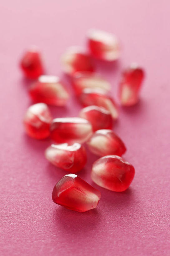 无人,竖图,俯视,室内,特写,白天,餐桌,桌子,石榴,水果,许多,阴影,粉色背景,朦胧,模糊,新鲜,反射,影子,生食,食品,果实,食物,排列,红色,摄影,有机食品,绿色食品,影棚,餐台,石榴籽,摆列,涂林,若榴,金罂,金庞,丹若,安石榴,彩图,高角度拍摄,影棚拍摄,拍摄,布列,分列