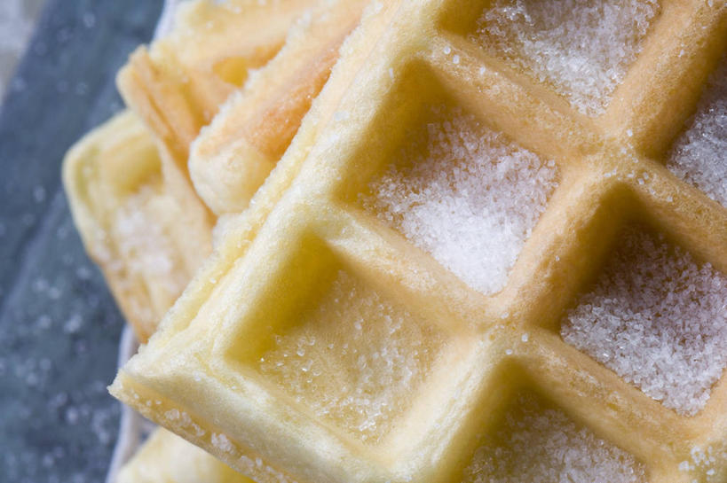 无人,横图,俯视,室内,特写,白天,餐桌,桌子,阴影,朦胧,模糊,反射,影子,调料,糖,调味品,调味料,一个,单个,餐台,华夫饼,窝夫,格子饼,华夫,格仔饼,压花蛋饼,彩图,高角度拍摄