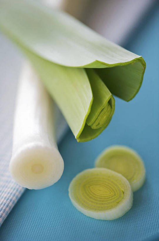 无人,竖图,俯视,室内,特写,白天,餐桌,桌子,蔬菜,阴影,朦胧,模糊,新鲜,反射,影子,韭菜,食品,食物,摄影,有机食品,绿色食品,影棚,餐台,横截面,剖面,起阳草,韭,山韭,长生韭,截面,截面图形,彩图,高角度拍摄,影棚拍摄,拍摄