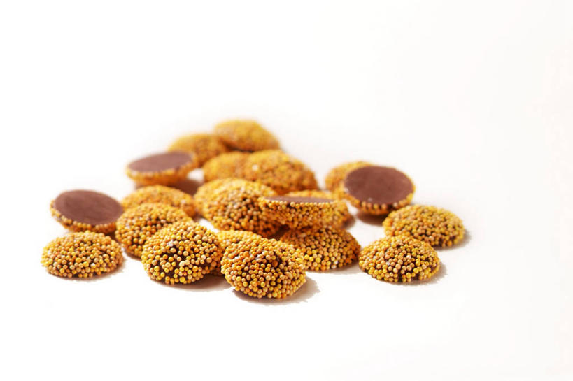 无人,横图,俯视,室内,特写,白天,白色背景,餐桌,桌子,一堆,许多,阴影,堆叠,堆积,朦胧,模糊,反射,影子,调料,酱料,酱汁,佐料,食品,糖,糖果,甜点,甜品,调味品,调味料,酱,食物,甜食,巧克力,花生酱,摄影,影棚,餐台,朱古力,堆,彩图,高角度拍摄,影棚拍摄,拍摄