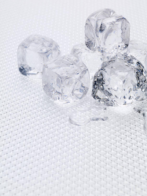 无人,竖图,俯视,室内,特写,白天,餐桌,桌子,一堆,许多,阴影,堆叠,堆积,朦胧,模糊,融化,反射,影子,冰,冰块,冷冻,寒冷,冷藏,餐台,堆,冰冷,熔化,保鲜,溶化,熔解,消溶,彩图,高角度拍摄