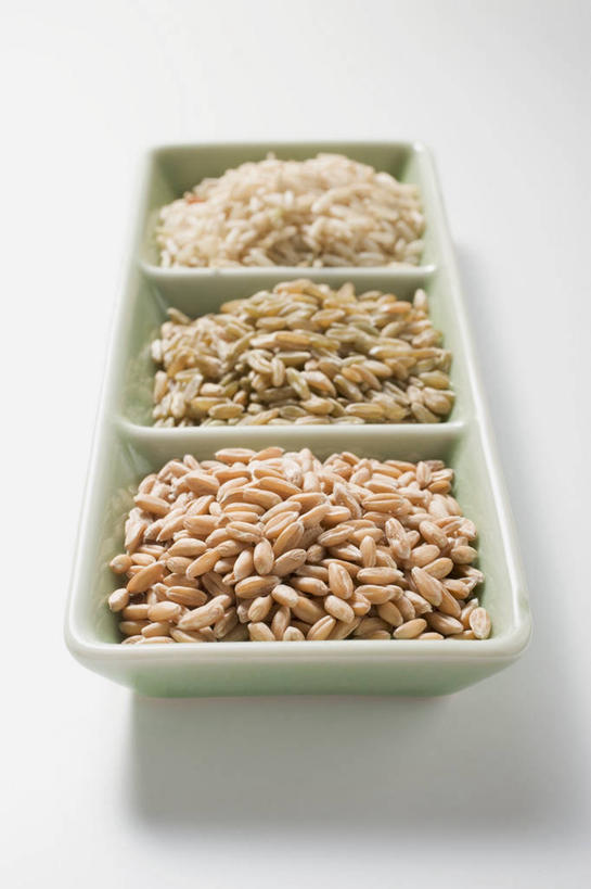 无人,竖图,俯视,室内,特写,白天,白色背景,餐桌,桌子,餐具,一堆,许多,阴影,堆叠,堆积,反射,碟子,盘,影子,谷类,谷物,米,大米,一个,盘子,碟,糙米,摄影,影棚,单个,餐台,堆,玄米,彩图,高角度拍摄,影棚拍摄,拍摄