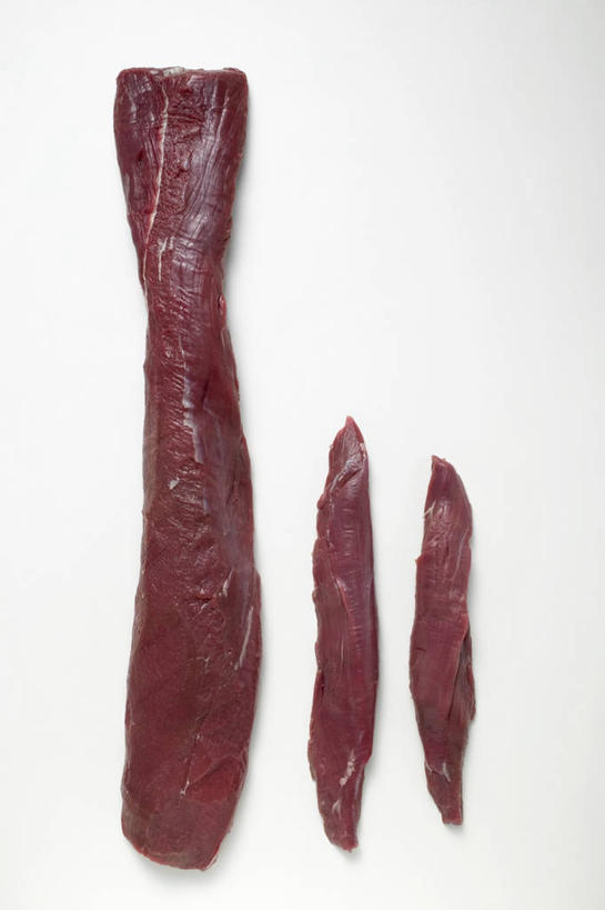 无人,竖图,俯视,室内,特写,白天,白色背景,餐桌,桌子,三块,一排,阴影,新鲜,整齐,反射,影子,肉,生食,肉类,排列,红色,摄影,影棚,餐台,队列,肉食,鹿肉,彩图,高角度拍摄,影棚拍摄,拍摄