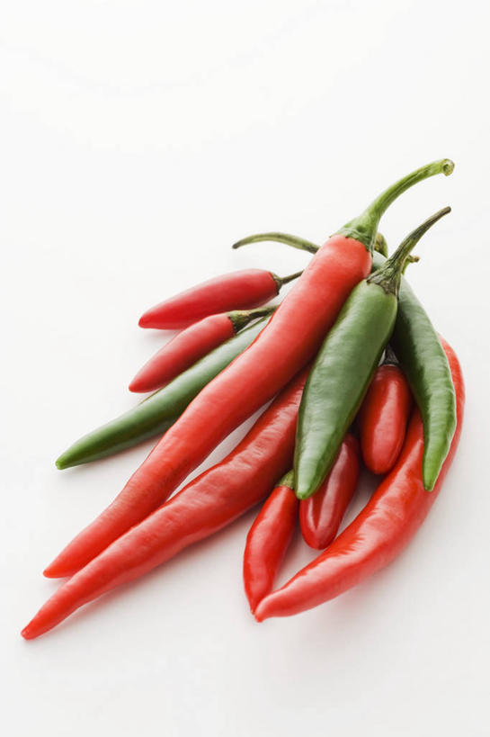 无人,竖图,俯视,室内,特写,白天,白色背景,桌面,桌子,辣椒,蔬菜,一堆,许多,阴影,堆叠,堆积,新鲜,反射,木制,影子,青椒,食品,食物,木制品,摄影,有机食品,绿色食品,影棚,堆,辣角,红海椒,大椒,辣虎,广椒,菜椒,甜椒,柿子椒,辣子,红辣椒,海椒,番椒,灯笼椒,彩图,高角度拍摄,影棚拍摄,拍摄