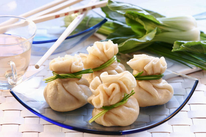 点心,馄饨,面食,无人,横图,俯视,室内,特写,白天,水,筷子,桌面,桌子,蔬菜,杯子,餐具,阴影,新鲜,反射,木制,碟子,盘,液体,影子,青菜,料理,食品,面点,文化,饮用水,传统,美食,玻璃制品,食物,盘子,方便筷,木制品,水杯,碟,矿泉水,中式,摄影,有机食品,绿色食品,影棚,礼节,小白菜,礼仪,蒸馏水,不结球白菜,扁肉,卫生筷,一次性筷子,玻璃杯,进餐用具,彩图,高角度拍摄,影棚拍摄,拍摄