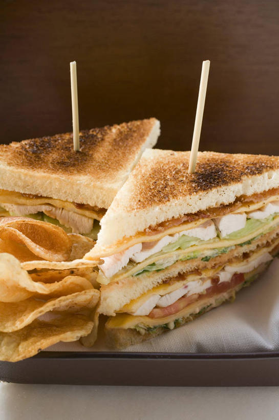 点心,面包,无人,竖图,俯视,室内,特写,白天,烹饪,西餐,桌面,桌子,阴影,反射,木制,牙签,影子,鸡肉,肉,三明治,料理,食品,面点,菜肴,美食,肉类,食物,糕点,木制品,快餐,西式,摄影,佳肴,影棚,褐色背景,肉食,西式快餐,三文治,剔牙棒,彩图,高角度拍摄,影棚拍摄,拍摄