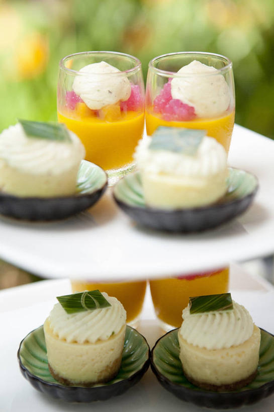 点心,无人,竖图,俯视,室外,特写,白天,植物,杯子,餐具,阴影,朦胧,模糊,反射,碟子,盘,影子,食品,布丁,甜点,甜品,玻璃制品,树,树木,食物,绿色,自然,盘子,水杯,碟,果冻,甜食,零食,生长,成长,啫喱,玻璃杯,彩图,高角度拍摄