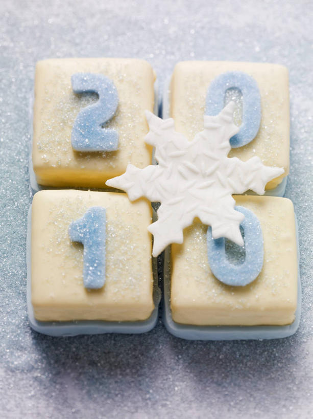 无人,竖图,俯视,室内,特写,白天,桌面,桌子,阴影,灰色背景,反射,木制,标志,数字,文字,影子,字符,雪花,食品,糖,糖果,甜点,甜品,白巧克力,标识,食物,木制品,甜食,巧克力,摄影,阿拉伯数字,影棚,朱古力,彩图,高角度拍摄,影棚拍摄,拍摄