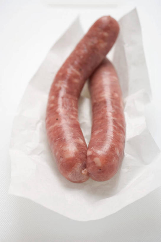 无人,竖图,俯视,室内,特写,白天,白色背景,桌面,桌子,两根,阴影,反射,木制,包装,包装纸,影子,纸,香肠,纸张,腊肠,木制品,摄影,影棚,包装材料,牛皮纸,德式香肠,彩图,高角度拍摄,影棚拍摄,拍摄
