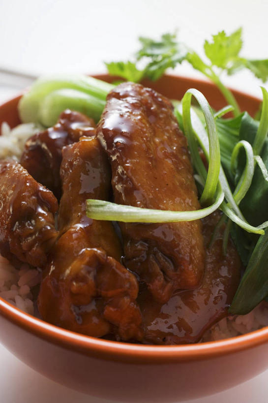 无人,竖图,俯视,室内,特写,白天,白色背景,烹饪,中餐,桌面,桌子,阴影,反射,木制,影子,陶瓷,青菜,红烧,鸡肉,肉,料理,食品,陶瓷制品,鸡翅,菜肴,美食,肉类,食物,一个,木制品,容器,碗,中式,摄影,佳肴,影棚,单个,储藏,储存,小白菜,肉食,不结球白菜,红烧菜,彩图,高角度拍摄,影棚拍摄,拍摄,贮存