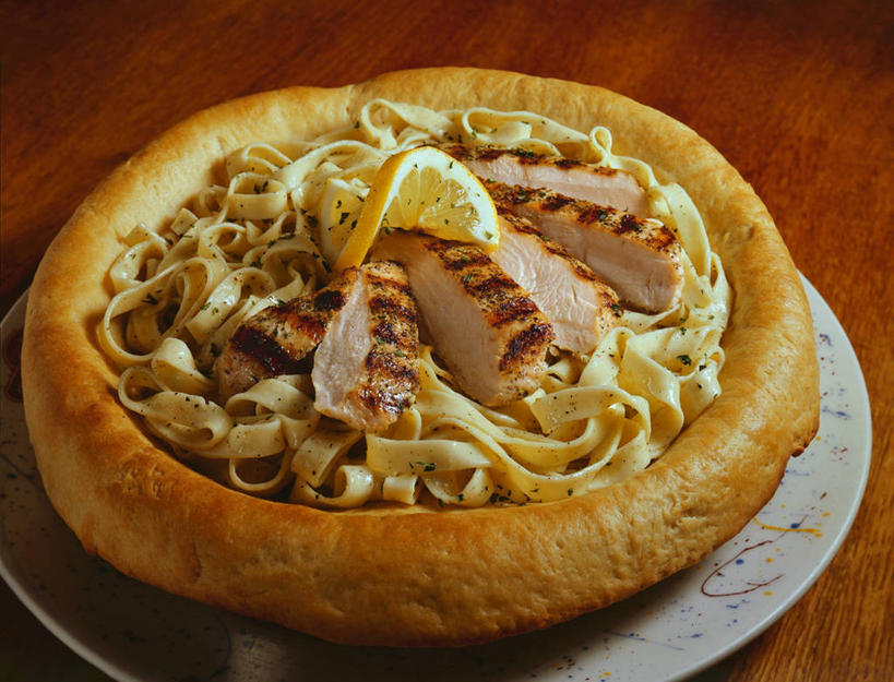 点心,面包,面食,面条,奶酪,意大利面,无人,横图,俯视,室内,特写,白天,西餐,桌面,桌子,餐具,阴影,反射,木制,碟子,盘,影子,鸡肉,面,肉,干酪,起司,料理,食品,面点,芝士,营养,肉类,食物,糕点,盘子,木制品,碟,乳酪,西式,摄影,影棚,乳制品,发酵,肉食,马苏里拉,马苏里拉奶酪,马祖里拉,莫扎雷拉,莫兹瑞拉,莫扎里拉,彩图,高角度拍摄,影棚拍摄,拍摄