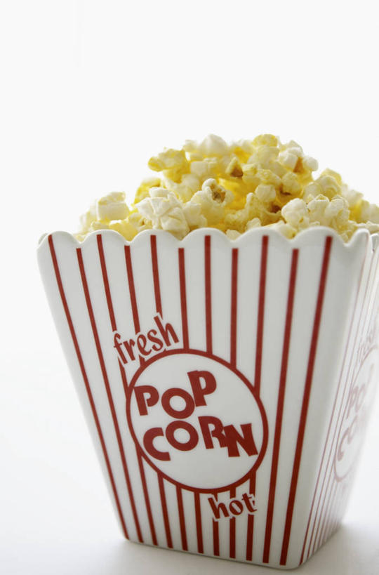 点心,无人,竖图,俯视,室内,特写,白天,白色背景,桌面,桌子,阴影,反射,木制,英文,标志,文字,影子,纸盒,字符,字母,食品,标识,盒子,食物,一个,包装盒,木制品,零食,爆米花,摄影,影棚,单个,英文字母,垃圾食品,膨化食品,零嘴,彩图,高角度拍摄,影棚拍摄,拍摄