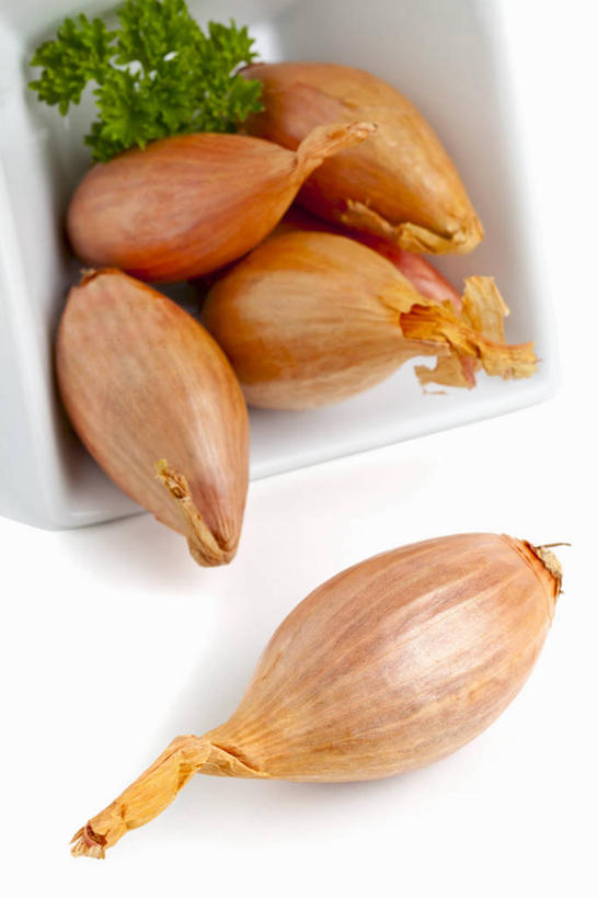 无人,竖图,俯视,室内,特写,白天,白色背景,桌面,桌子,蔬菜,洋葱,一堆,许多,阴影,堆叠,堆积,新鲜,反射,木制,影子,陶瓷,食品,陶瓷制品,食物,一个,木制品,容器,碗,摄影,有机食品,绿色食品,影棚,单个,储藏,堆,储存,玉葱,圆葱,洋葱头,球葱,葱头,彩图,高角度拍摄,影棚拍摄,拍摄,黄洋葱,贮存