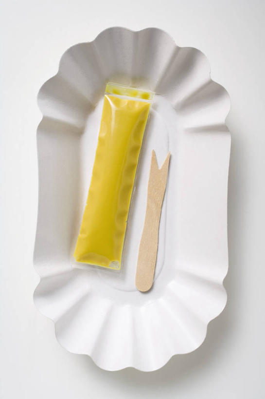 芥末,无人,竖图,俯视,室内,特写,白天,白色背景,桌面,桌子,餐具,阴影,反射,木制,碟子,盘,影子,调料,酱料,酱汁,佐料,调味品,调味料,酱,盘子,木制品,碟,摄影,影棚,芥末酱,彩图,高角度拍摄,影棚拍摄,拍摄,芥辣,芥辣酱,美式芥末,美式芥末酱