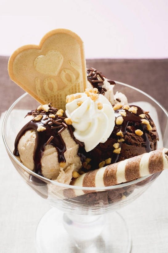 点心,无人,竖图,俯视,室内,特写,白天,白色背景,爱情,杯子,阴影,爱心,反射,高脚杯,影子,食品,糖,糖果,冰激凌,曲奇,浪漫,清凉,玻璃制品,食物,一个,酒杯,饼干,冷饮,零食,巧克力,舒服,温暖,温馨,心形,冰淇淋,恩爱,摄影,影棚,单个,朱古力,解暑,和睦,解渴,雪糕,曲奇饼,曲奇饼干,圣代,舒爽,冰糕,消暑,鸡尾酒杯,心型,玻璃杯,彩图,高角度拍摄,影棚拍摄,拍摄,水果冰激凌,新地,融洽