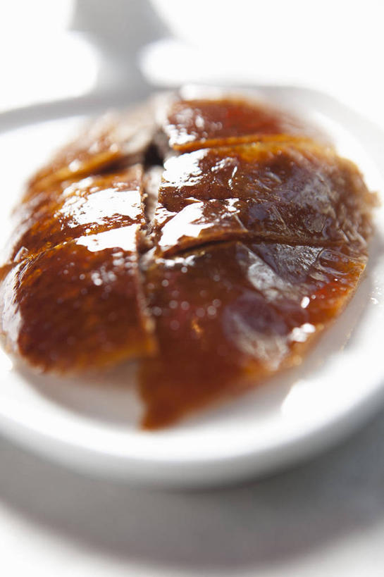 烤鸭,无人,竖图,俯视,室内,特写,白天,白色背景,烹饪,中餐,桌面,桌子,餐具,切开,阴影,反射,木制,碟子,盘,影子,肉,料理,食品,鸭肉,菜肴,美食,肉类,食物,盘子,木制品,碟,切,中式,摄影,佳肴,影棚,剖面,肉食,北京烤鸭,切面,北京菜,京帮菜,京菜,彩图,高角度拍摄,影棚拍摄,拍摄