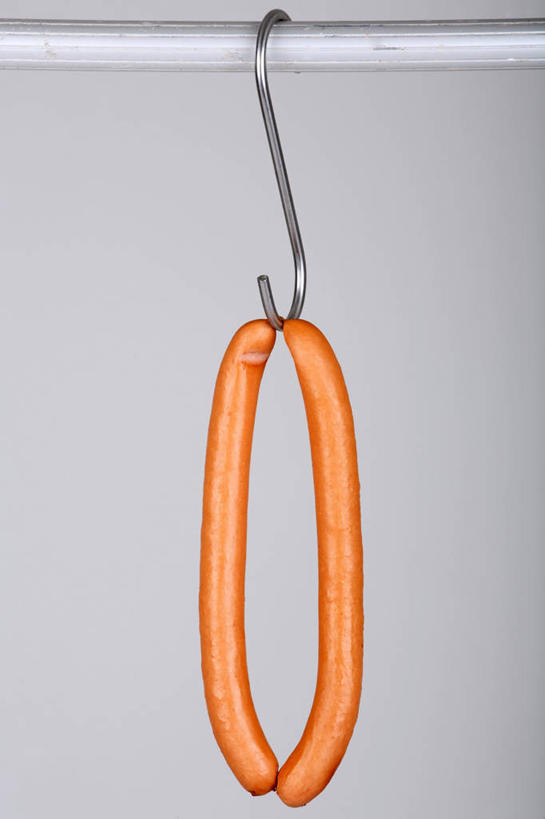 无人,竖图,室内,特写,白天,正面,吊挂,悬挂,阴影,灰色背景,反射,钩子,影子,肉,香肠,腊肠,挂,猪肉,肉类,摄影,影棚,肉食,豚肉,彩图,影棚拍摄,拍摄