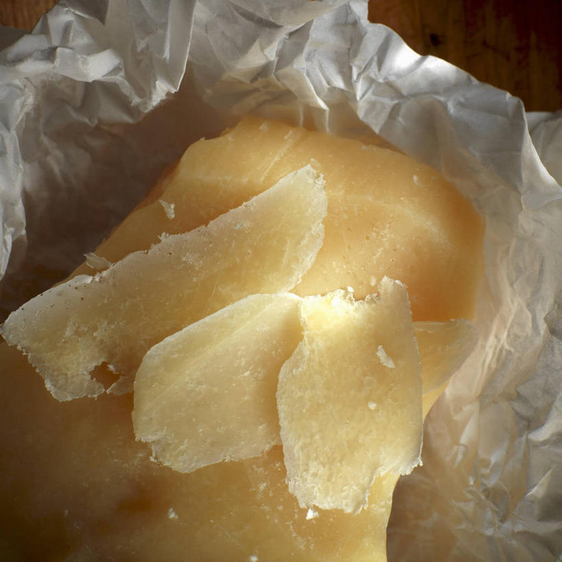 奶酪,无人,方图,俯视,室内,特写,白天,桌面,桌子,阴影,反射,木制,包装,包装纸,影子,纸,干酪,起司,纸张,芝士,营养,黄色,木制品,乳酪,包装材料,乳制品,牛皮纸,发酵,彩图,高角度拍摄