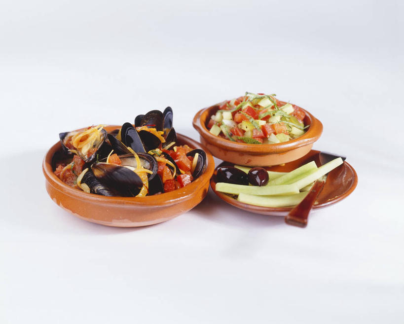 海鲜,无人,横图,俯视,室内,特写,白天,白色背景,桌面,桌子,橄榄,黄瓜,蔬菜,贝壳,水果,阴影,新鲜,反射,木制,影子,陶瓷,生食,蔬菜沙拉,沙拉,食品,陶瓷制品,色拉,水产,沙律,海洋生物,食物,木制品,容器,碗,摄影,有机食品,绿色食品,影棚,色拉酱,储藏,储存,水生动物,海产品,千岛酱,贻贝,水生物,海底动物,海虹,淡菜,壳菜,青口,青果,白榄,青瓜,胡瓜,彩图,高角度拍摄,影棚拍摄,拍摄,贮存