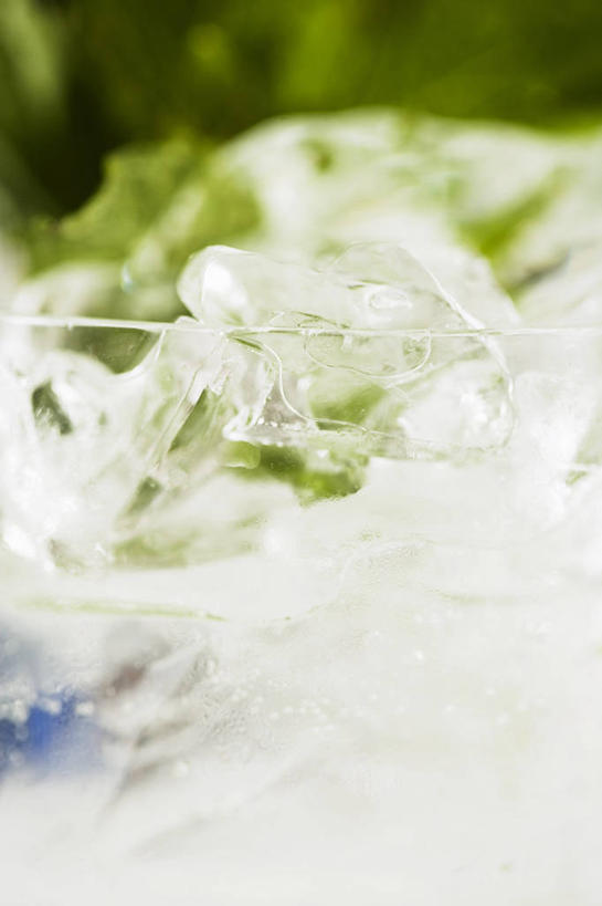 无人,竖图,俯视,室内,特写,白天,桌面,桌子,杯子,叶子,阴影,朦胧,模糊,反射,木制,高脚杯,影子,冰,冰块,绿叶,酒类,文化,冷冻,玻璃制品,酒,饮料,酒杯,木制品,鸡尾酒,嫩叶,寒冷,调酒,冷藏,冰冷,创造,想象,莫吉托,保鲜,鸡尾酒杯,叶,叶片,玻璃杯,彩图,高角度拍摄