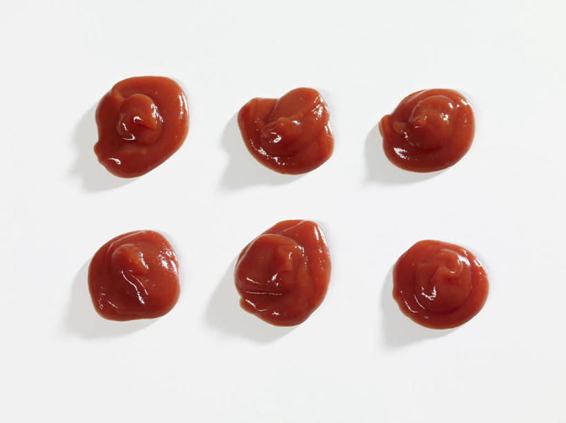 无人,横图,俯视,室内,特写,白天,白色背景,桌面,桌子,一排,阴影,整齐,并列,并排,反射,木制,影子,调料,酱料,酱汁,茄汁,佐料,调味品,调味料,番茄酱,酱,排列,红色,木制品,摄影,影棚,队列,平行,彩图,高角度拍摄,影棚拍摄,拍摄