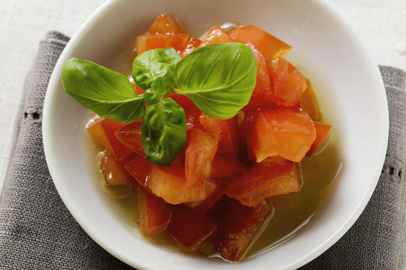 无人,横图,俯视,室内,特写,白天,植物,桌面,桌子,蔬菜,西红柿,叶子,阴影,花纹,新鲜,反射,木制,布,图案,影子,陶瓷,生食,蔬菜沙拉,香料,沙拉,食品,绿叶,草药,陶瓷制品,布纹,色拉,沙律,中药,食物,一个,木制品,容器,碗,香草,嫩叶,有机食品,绿色食品,单个,色拉酱,储藏,布匹,罗勒,储存,千岛酱,紫苏,药材,中草药,九层塔,圣约瑟夫草,甜罗勒,兰香,中药材,本草,叶,叶片,番茄,彩图,高角度拍摄,贮存