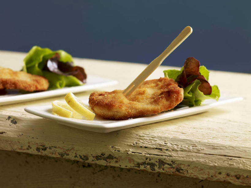 无人,横图,俯视,室内,特写,白天,植物,桌面,桌子,柠檬,蔬菜,餐具,水果,叶子,阴影,蓝色背景,新鲜,反射,木制,碟子,盘,纹理,影子,肉,生食,蔬菜沙拉,沙拉,食品,绿叶,色拉,猪肉,沙律,肉类,食物,两个,绿色,盘子,木制品,碟,嫩叶,摄影,有机食品,绿色食品,影棚,色拉酱,千岛酱,肉食,豚肉,肌理,叶,叶片,叶脉,益母果,柠果,彩图,高角度拍摄,影棚拍摄,拍摄