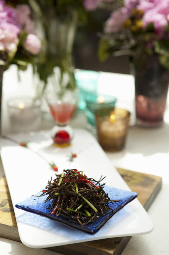 红酒,葡萄酒,无人,竖图,俯视,室内,特写,白天,爱情,烹饪,中餐,幸福,纯洁,智慧,热情,桌面,桌子,玫瑰,蔬菜,杯子,餐具,花瓶,阴影,朦胧,模糊,新鲜,艺术,盛开,反射,木制,碟子,高脚杯,盘,影子,陶瓷,料理,食品,玫瑰花,案板,陶瓷制品,红酒杯,酒类,浪漫,花蕾,文化,菜肴,美食,玻璃制品,酒,砧板,花,花瓣,花朵,鲜花,食物,饮料,插花,盘子,酒杯,木制品,瓶子,碟,花苞,花蕊,温暖,温馨,中式,荸荠,地梨,恩爱,佳肴,有机食品,绿色食品,插花艺术,和睦,创造,葡萄酒杯,创作,马蹄,感动,想象,尊敬,桃红葡萄酒,地栗,凫茈,菩荠,乌芋,天真,刺玫花,徘徊花,玻璃杯,彩图,高角度拍摄,融洽