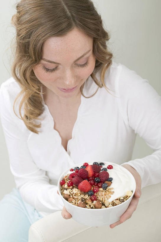 牛奶,西方人,一个人,坐,笑,微笑,竖图,俯视,室内,白天,早餐,浆果,水果,欧洲,欧洲人,仅一个年轻女性,仅一个女性,仅一个人,握,服装,新鲜,陶瓷,桑葚,桑椹,谷物,生食,食品,果实,陶瓷制品,饮品,营养,拿,拿着,注视,休闲装,美食,饮食,食物,饮料,一个,衣服,容器,碗,覆盆子,观察,看,休闲,休闲服,握着,保健,服饰,有机食品,绿色食品,单个,观看,储藏,麦片,察看,乳制品,奶,牛乳,储存,关注,安神,熊果,熊梅,熊葡萄,年轻女性,女人,女性,白种人,坐着,半身,彩图,高角度拍摄,贮存