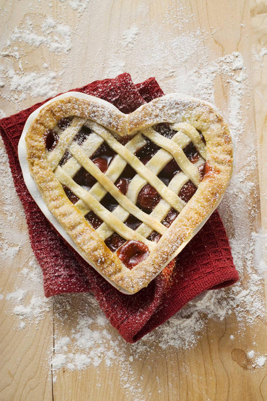 面食,无人,竖图,俯视,室内,特写,白天,爱情,烹饪,西餐,桌面,桌子,樱桃,水果,阴影,爱心,新鲜,反射,木制,粉末,影子,调料,酱料,酱汁,面粉,生食,佐料,料理,食品,面点,果实,调味品,浪漫,粮食,调味料,酱,菜肴,美食,食物,一个,餐巾,木制品,温暖,温馨,心形,粉,恩爱,西式,佳肴,有机食品,绿色食品,单个,派,农产品,和睦,原材料,粉状,保洁方巾,口布,心型,樱珠,莺桃,英桃,楔桃,牛桃,荆桃,彩图,高角度拍摄,融洽