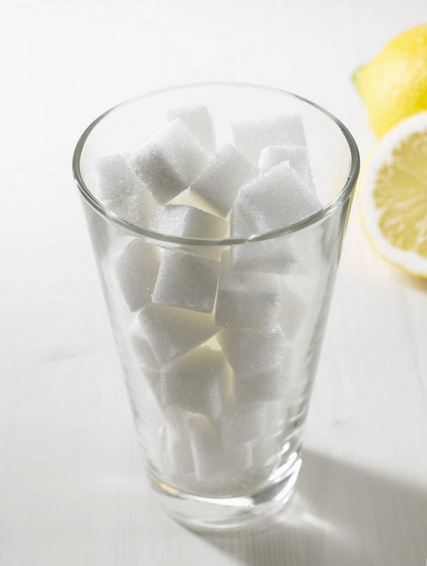 无人,竖图,俯视,室内,特写,白天,白色背景,桌面,桌子,柠檬,杯子,水果,一堆,许多,阴影,堆叠,堆积,新鲜,反射,木制,影子,调料,生食,食品,糖,果实,调味品,很多,调味料,方糖,玻璃制品,食物,一个,黄色,木制品,水杯,摄影,有机食品,绿色食品,影棚,单个,堆,横截面,剖面,半方糖,白方糖,截面,截面图形,玻璃杯,益母果,柠果,彩图,高角度拍摄,影棚拍摄,拍摄