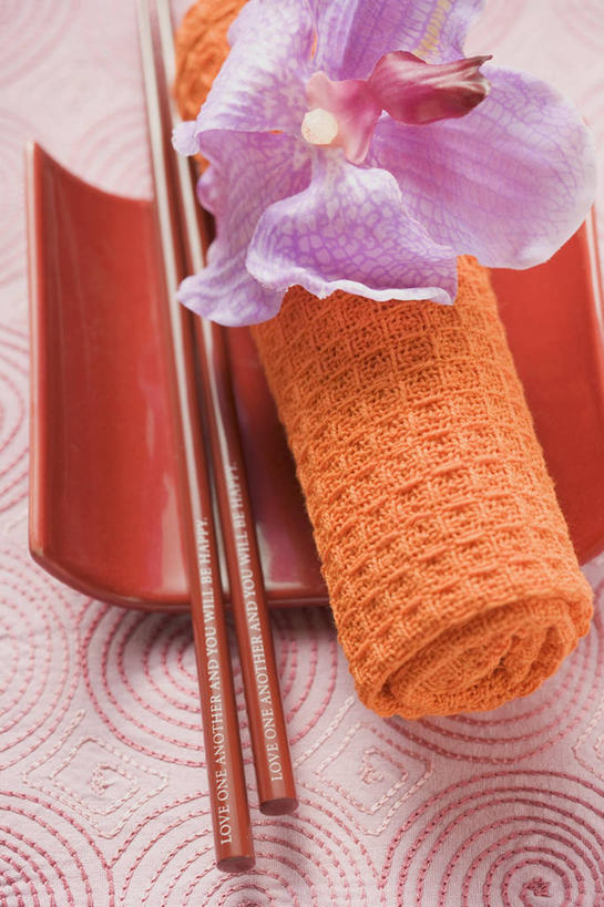 无人,竖图,俯视,室内,特写,白天,筷子,桌面,桌子,餐具,一双,阴影,盛开,反射,木制,布料,碟子,盘,影子,花蕾,布纹,文化,传统,桌布,花,花瓣,花朵,鲜花,一个,盘子,餐巾,木制品,碟,台布,花苞,花蕊,单个,礼节,高雅,礼仪,淡泊,花中君子,保洁方巾,口布,兰花,进餐用具,彩图,高角度拍摄