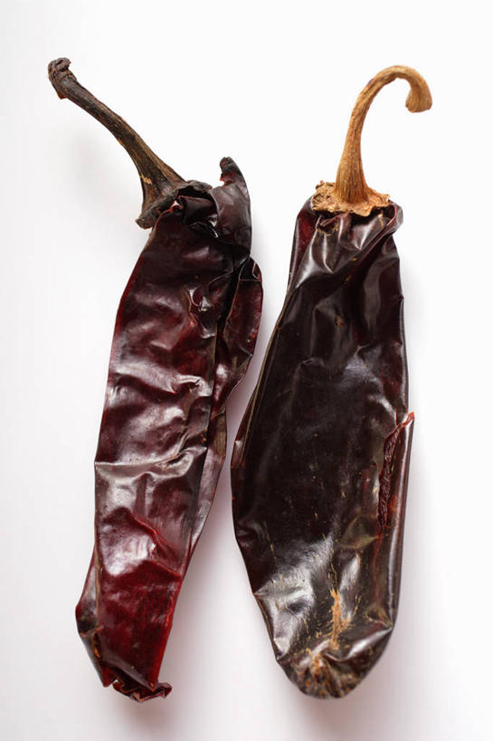 无人,竖图,俯视,室内,特写,白天,白色背景,桌面,桌子,辣椒,蔬菜,阴影,新鲜,反射,木制,影子,食品,食物,两个,木制品,摄影,有机食品,绿色食品,影棚,辣角,红海椒,大椒,辣虎,广椒,辣子,红辣椒,海椒,番椒,彩图,高角度拍摄,影棚拍摄,拍摄