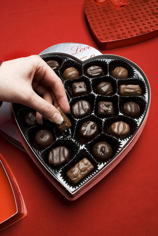 西方人,手,一个人,竖图,俯视,室内,特写,白天,爱情,桌面,桌子,欧洲,情人节,欧洲人,仅一个年轻女性,仅一个女性,仅一个人,握,阴影,红色背景,节日,爱心,庆祝,反射,木制,布料,影子,纸盒,食品,糖,糖果,甜点,甜品,浪漫,拿,布纹,拿着,文化,盒子,桌布,食物,一个,红色,包装盒,餐巾,木制品,台布,甜食,巧克力,庆典,温暖,温馨,心形,手部,恩爱,握着,摄影,影棚,单个,纪念,朱古力,黑巧克力,单手,和睦,年轻女性,女人,女性,白种人,心型,半身,彩图,高角度拍摄,影棚拍摄,拍摄,融洽