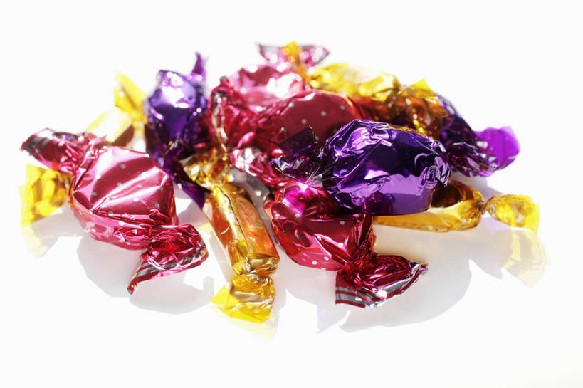 无人,横图,俯视,彩色,室内,特写,白天,白色背景,桌面,桌子,阴影,反射,木制,包装,包装纸,影子,纸,食品,糖,糖果,甜点,甜品,纸张,食物,木制品,甜食,摄影,影棚,五颜六色,色彩斑斓,包装材料,五彩缤纷,硬糖,五彩斑斓,五光十色,彩图,高角度拍摄,影棚拍摄,拍摄