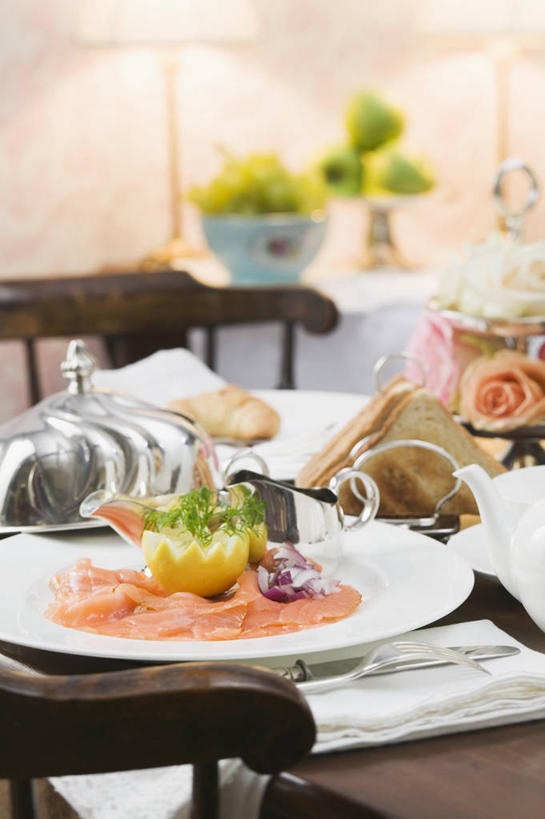 点心,海鲜,面包,三文鱼,无人,竖图,俯视,室内,特写,白天,爱情,烹饪,西餐,幸福,纯洁,热情,植物,桌面,桌子,玫瑰,鲑鱼,餐具,椅子,阴影,朦胧,模糊,盛开,反射,木制,碟子,盘,盆栽,影子,木椅,肉,鱼肉,料理,食品,面点,玫瑰花,盆景,浪漫,花蕾,水产,菜肴,美食,肉类,海洋生物,花,花瓣,花朵,鲜花,食物,糕点,绿色,自然,盘子,餐巾,木制品,碟,花苞,花蕊,温暖,温馨,恩爱,西式,佳肴,生长,成长,大马哈鱼,和睦,水生动物,海产品,感动,水生物,肉食,海底动物,撒蒙鱼,萨门鱼,冰海之皇,鲑,尊敬,马哈鱼,麻哈鱼,大麻哈鱼,保洁方巾,口布,天真,刺玫花,徘徊花,彩图,高角度拍摄,融洽