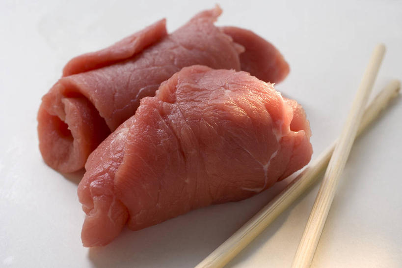 无人,横图,俯视,室内,特写,白天,白色背景,筷子,桌面,桌子,餐具,两块,一双,阴影,反射,纹路,木制,包裹,纹理,影子,肉,牛肉,文化,传统,肉类,红色,木制品,摄影,影棚,礼节,礼仪,肉食,肌理,进餐用具,彩图,高角度拍摄,影棚拍摄,拍摄