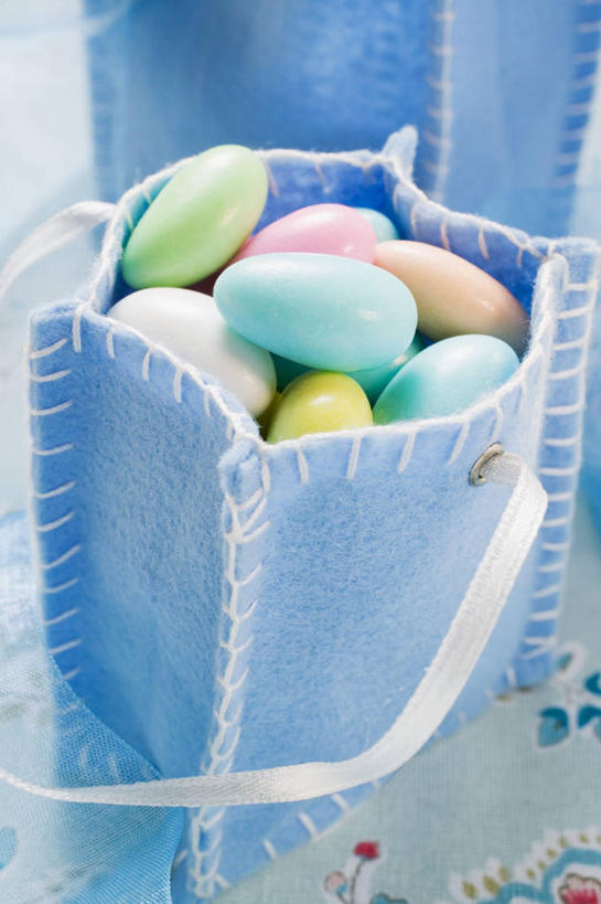 无人,竖图,俯视,室内,特写,白天,桌面,桌子,杏仁,袋子,礼物,复活节,一堆,许多,阴影,堆叠,堆积,节日,庆祝,反射,木制,包装袋,影子,纸袋,食品,糖,糖果,甜点,甜品,软糖,很多,文化,食物,木制品,甜食,庆典,礼品,纪念,堆,礼品袋,杏子,杏梅仁,杏核仁,木落子,苦杏仁,彩图,高角度拍摄