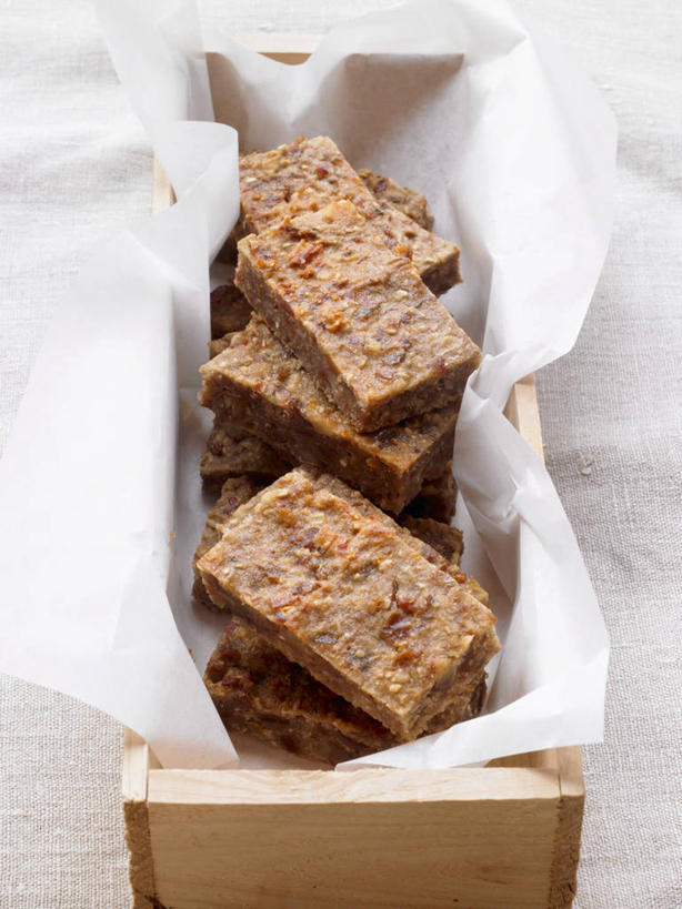 无人,竖图,俯视,室内,特写,白天,桌面,桌子,水果,一堆,阴影,堆叠,堆积,新鲜,反射,木制,包装,包装纸,木盒,影子,纸,生食,食品,糖,糖果,甜点,甜品,果实,纸张,软糖,食物,一个,木制品,容器,甜食,有机食品,绿色食品,单个,储藏,堆,包装材料,牛皮纸,储存,枣椰子,波斯枣,番枣,海枣,无漏子,椰枣,伊拉克枣,彩图,高角度拍摄,贮存