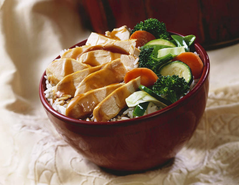 米饭,无人,横图,俯视,室内,特写,白天,烹饪,中餐,桌面,桌子,萝卜,胡萝卜,黄瓜,蔬菜,阴影,新鲜,反射,木制,影子,陶瓷,谷类,谷物,鸡肉,肉,料理,食品,陶瓷制品,饭,米,大米,菜肴,美食,肉类,食物,一个,木制品,容器,碗,中式,佳肴,有机食品,绿色食品,单个,储藏,五谷,储存,横截面,剖面,肉食,截面,截面图形,青瓜,胡瓜,红萝卜,甘荀,彩图,高角度拍摄,贮存