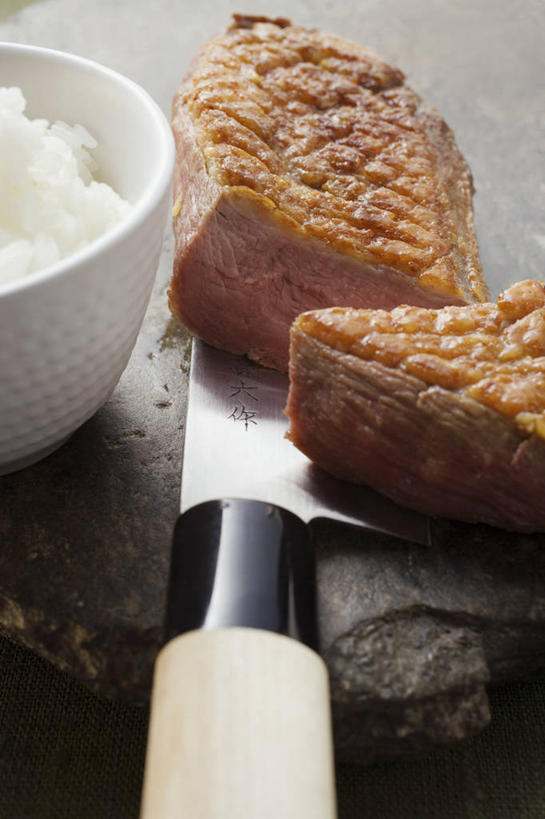 米饭,无人,竖图,俯视,室内,特写,白天,桌面,桌子,金属制品,阴影,反射,纹路,金属,木制,工具,纹理,影子,陶瓷,谷类,谷物,肉,刀具,陶瓷制品,饭,米,鸭肉,大米,肉类,一个,木制品,容器,碗,刀,单个,储藏,五谷,储存,菜刀,肉食,肌理,切菜刀,彩图,高角度拍摄,贮存