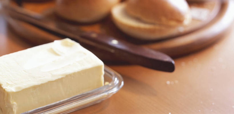 点心,面包,无人,横图,俯视,室内,特写,白天,桌面,桌子,餐具,金属制品,阴影,朦胧,模糊,反射,金属,木制,碟子,工具,盘,影子,黄油,食品,面点,案板,刀具,砧板,食物,糕点,盘子,木制品,碟,刀,乳制品,菜刀,白脱油,小圆面包,切菜刀,乳脂,彩图,高角度拍摄