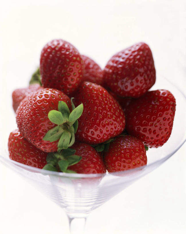 无人,竖图,室内,特写,白天,白色背景,正面,草莓,浆果,杯子,水果,叶子,一堆,许多,堆叠,堆积,新鲜,高脚杯,生食,食品,果实,绿叶,很多,玻璃制品,食物,一个,红色,酒杯,嫩叶,摄影,有机食品,绿色食品,影棚,单个,堆,鸡尾酒杯,叶,叶片,玻璃杯,洋莓,水果皇后,红莓,地莓,彩图,影棚拍摄,拍摄