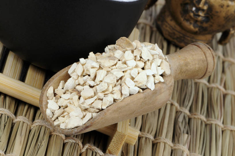 无人,横图,俯视,室内,特写,白天,植物,桌面,桌子,当归,一堆,许多,阴影,堆叠,堆积,反射,木制,影子,勺子,根,草药,药草,很多,中药,木制品,堆,药材,中草药,中药材,本草,云归,西当归,秦归,岷当归,彩图,高角度拍摄,白芷