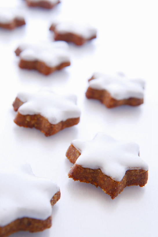 点心,无人,竖图,俯视,室内,特写,白天,白色背景,桌面,桌子,圣诞节,许多,阴影,节日,庆祝,反射,木制,影子,星星,调味,香料,佐料,食品,肉桂,曲奇,很多,文化,食物,木制品,饼干,零食,庆典,星形,摄影,影棚,纪念,配料,五角形,曲奇饼,桂皮,曲奇饼干,作料,官桂,牡桂,筒桂,香桂,玉桂,五角星,彩图,高角度拍摄,影棚拍摄,拍摄