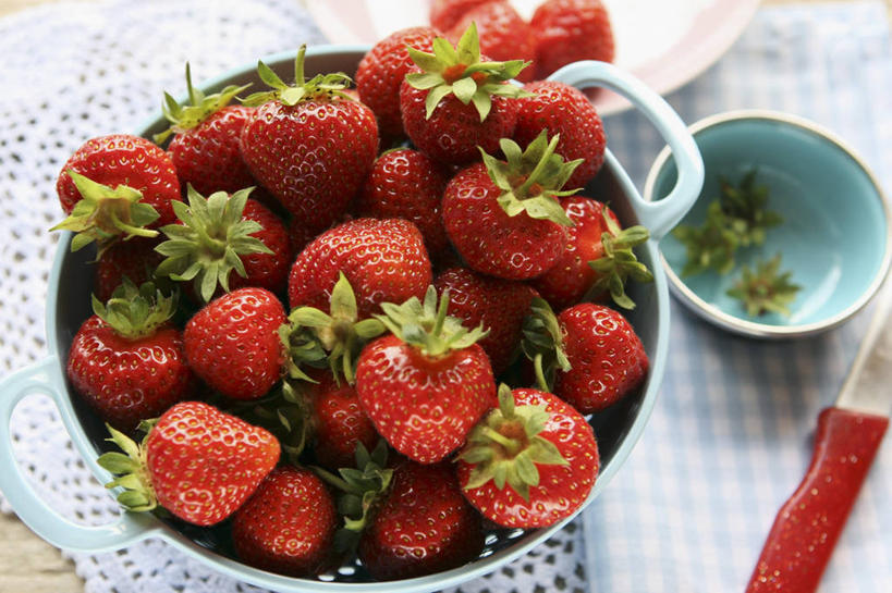 无人,横图,俯视,室内,特写,白天,桌面,桌子,草莓,浆果,水果,叶子,金属制品,一堆,许多,阴影,堆叠,堆积,新鲜,反射,金属,木制,工具,滤器,影子,勺子,陶瓷,生食,食品,果实,绿叶,刀具,陶瓷制品,很多,食物,一个,红色,餐巾,木制品,容器,碗,刀,嫩叶,有机食品,绿色食品,单个,水果刀,储藏,堆,储存,漏勺,保洁方巾,口布,叶,叶片,洋莓,水果皇后,红莓,地莓,彩图,高角度拍摄,贮存