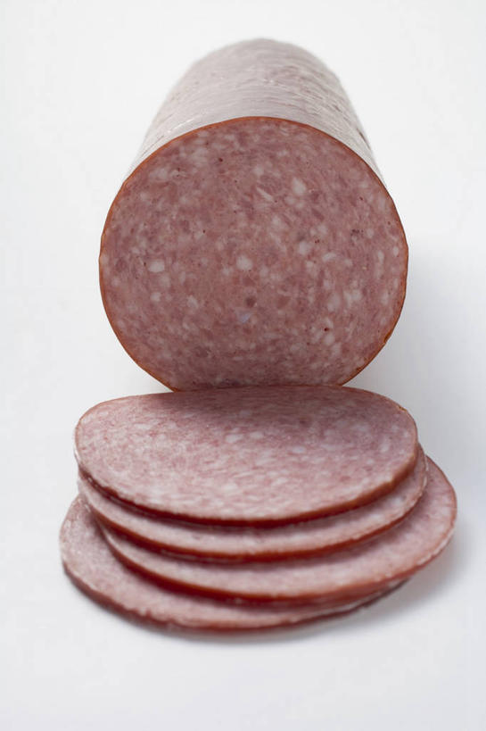 无人,竖图,俯视,室内,特写,白天,白色背景,桌面,桌子,阴影,反射,木制,影子,肉,香肠,腊肠,猪肉,肉类,木制品,摄影,影棚,横截面,剖面,肉食,豚肉,截面,截面图形,彩图,高角度拍摄,影棚拍摄,拍摄